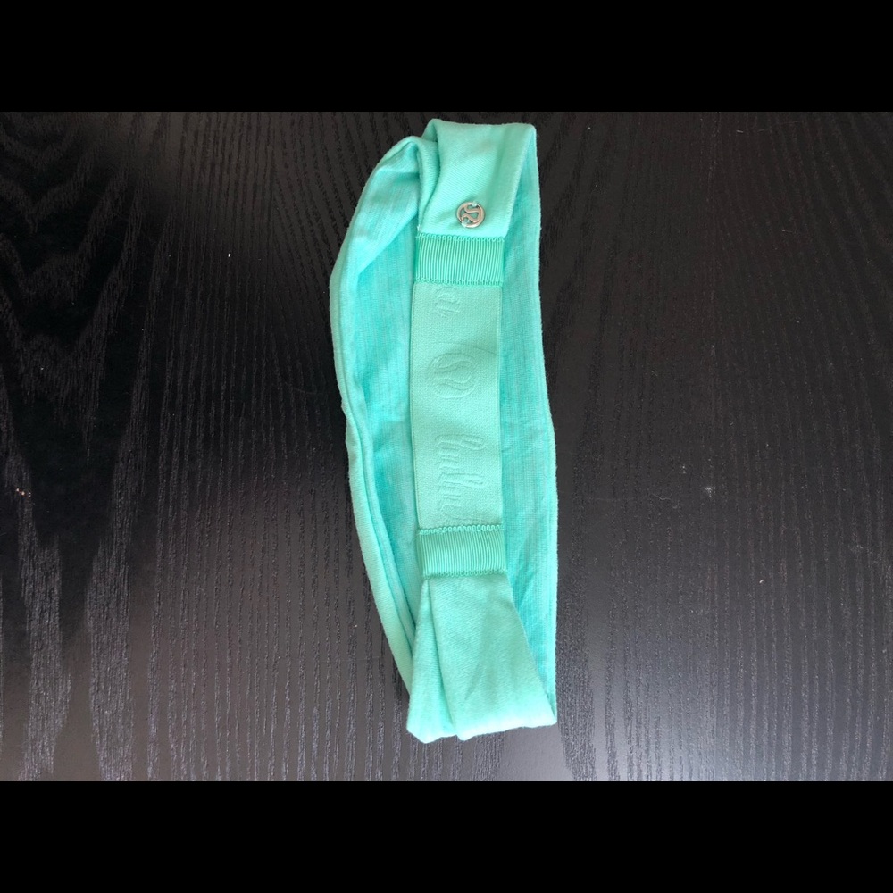 Lululemon. Fringe fighter headband.